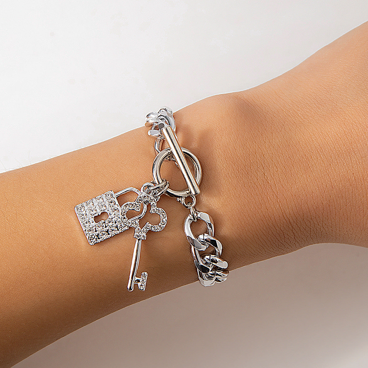 Locked in Style: Chunky Chain Necklace with Shiny Lock & Key Charm