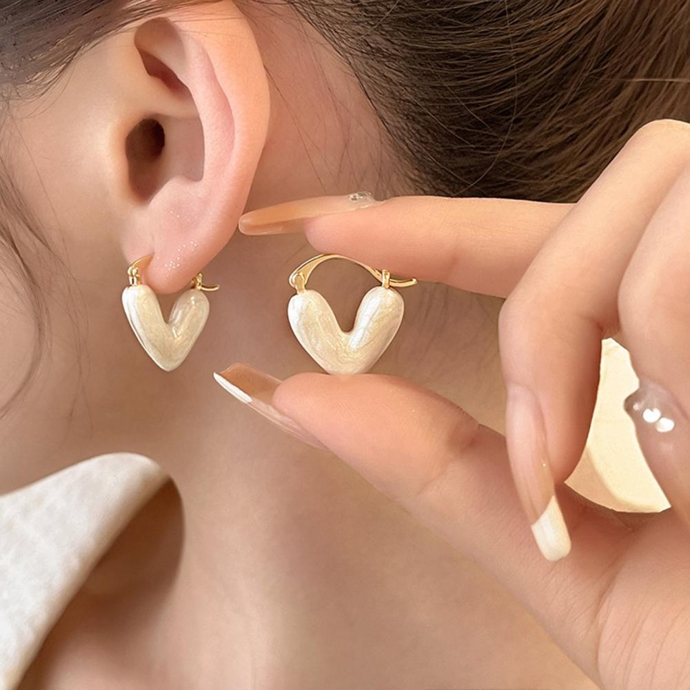 Minimalist Love Heart Earrings – Everyday Style for Women