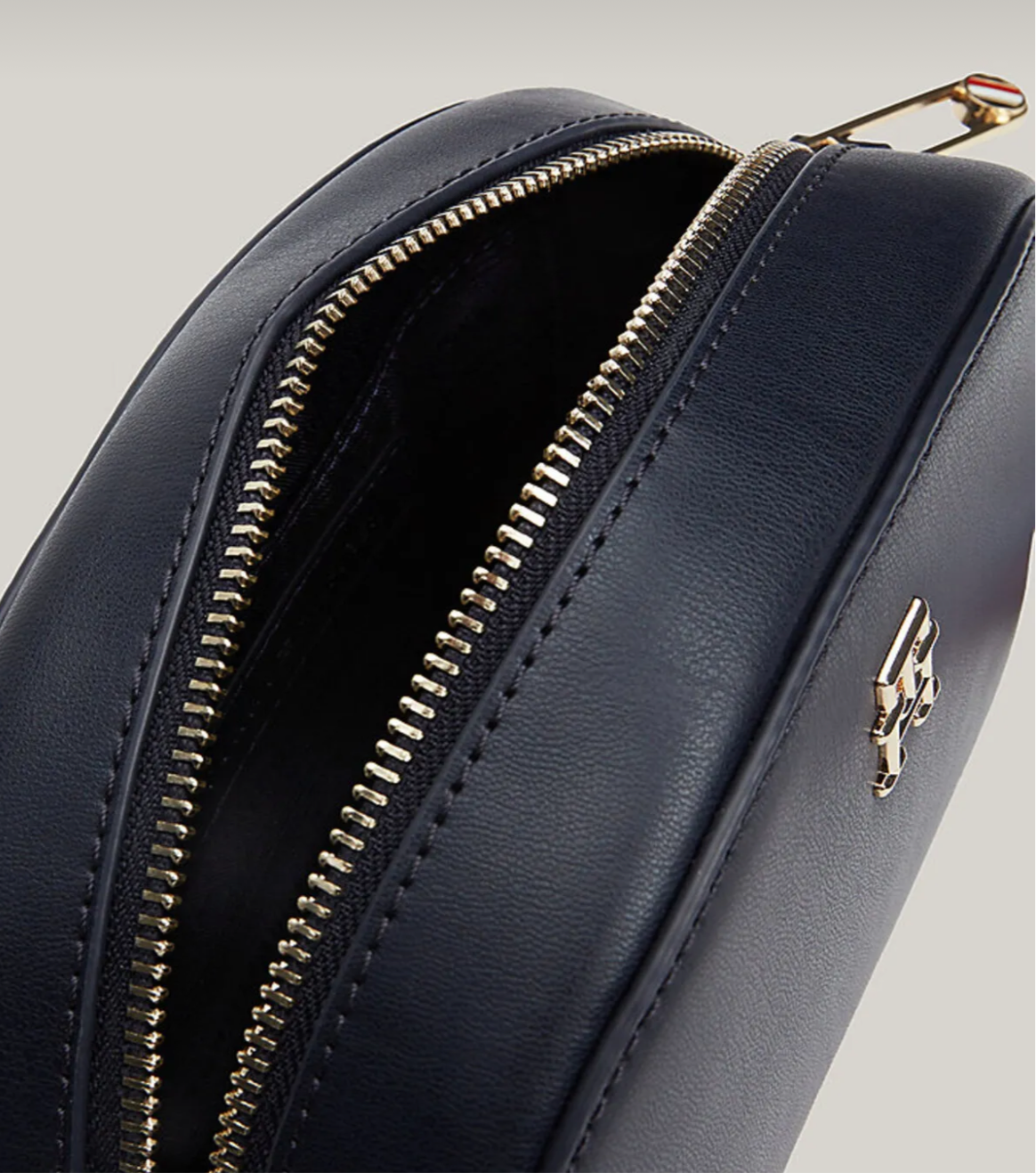 Tommy Hilfiger Fresh Camera Bag – Modern Minimal Style